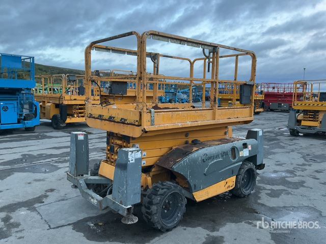 2014 Haulotte Compact 12DX 4x4 Diesel Scissor Lift - Scissor lift: picture 3 2014 Haulotte Compact 12DX 4x4 Diesel Scissor Lift - Scissor lift: picture 3