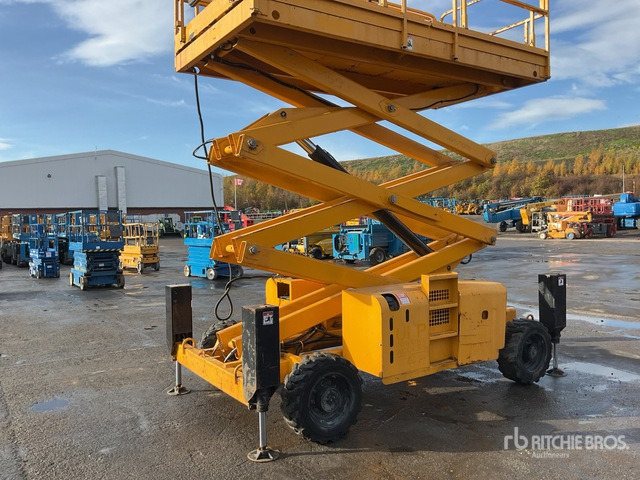 2014 Haulotte H12SDX 4x4 Diesel Scissor Lift - Scissor lift: picture 5 2014 Haulotte H12SDX 4x4 Diesel Scissor Lift - Scissor lift: picture 5