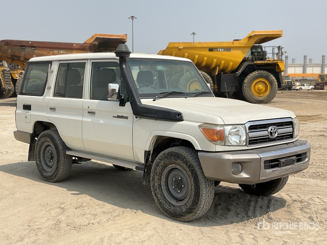 2011 Toyota Land Cruiser LX 76R 4x4 SUV - SUV: picture 2 2011 Toyota Land Cruiser LX 76R 4x4 SUV - SUV: picture 2