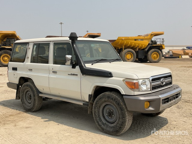 2011 Toyota Land Cruiser LX 76R 4x4 SUV - SUV: picture 2 2011 Toyota Land Cruiser LX 76R 4x4 SUV - SUV: picture 2