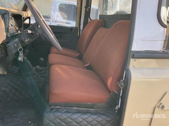 Land Rover Defender 110 - Pickup truck: picture 5 Land Rover Defender 110 - Pickup truck: picture 5