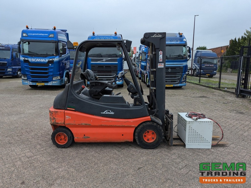 Electric forklift Linde E30 02 - 4058 uur - Duplex Mast - Volrubber Banden - Eurotron 80V-80A Oplader (M34): picture 11