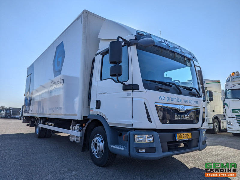 MAN TGL 12.220 4x2 Dagcab Euro6B - Geslotenbak 7.2m + Laadklep 1500KG - Zij deur- 09/2025APK - Box truck: picture 2 MAN TGL 12.220 4x2 Dagcab Euro6B - Geslotenbak 7.2m + Laadklep 1500KG - Zij deur- 09/2025APK - Box truck: picture 2