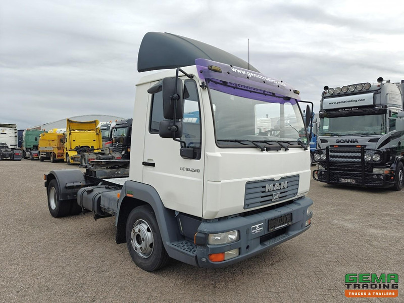 MAN LE 10.220 4x2 Dagcabine Euro3 - Handgeschakeld - Analoge Tachograaf - 195.000km - Tractor unit: picture 2 MAN LE 10.220 4x2 Dagcabine Euro3 - Handgeschakeld - Analoge Tachograaf - 195.000km - Tractor unit: picture 2