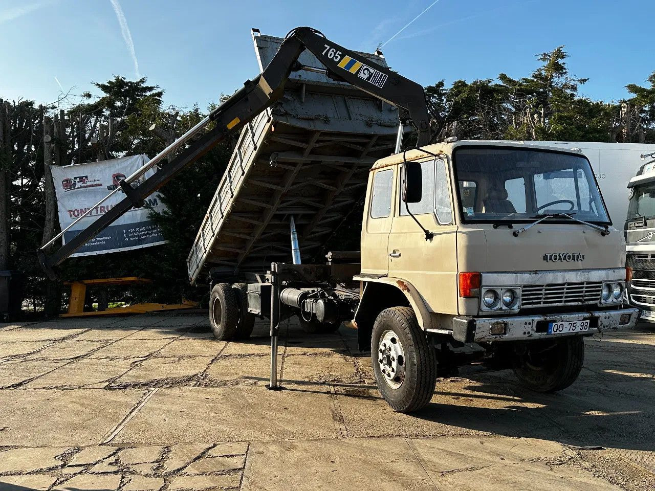 Toyota HINO 14T 4X2 Tipper+Crane Hiab 765 Spring/Spring - Tipper: picture 1 Toyota HINO 14T 4X2 Tipper+Crane Hiab 765 Spring/Spring - Tipper: picture 1
