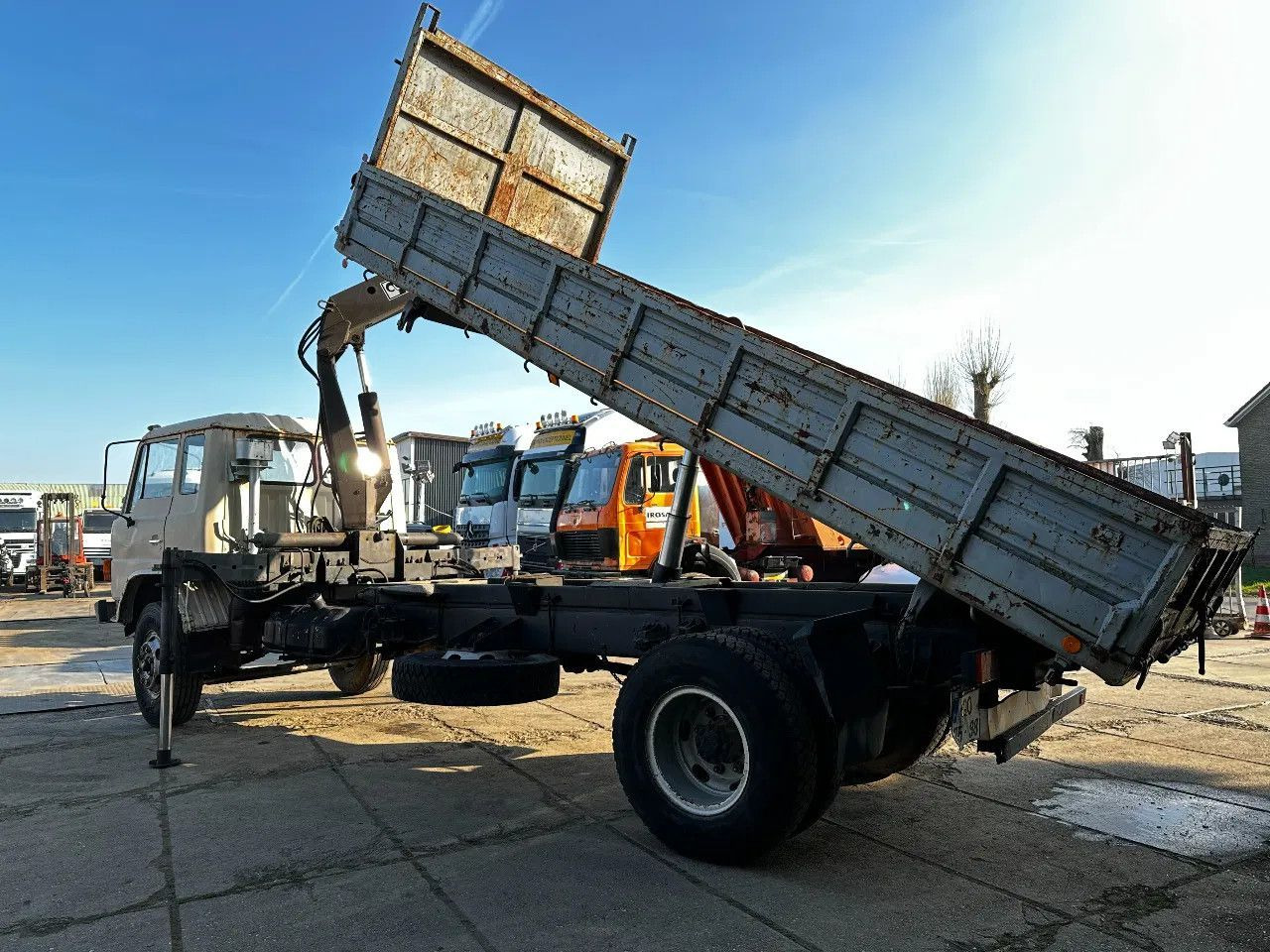 Toyota HINO 14T 4X2 Tipper+Crane Hiab 765 Spring/Spring - Tipper: picture 3 Toyota HINO 14T 4X2 Tipper+Crane Hiab 765 Spring/Spring - Tipper: picture 3