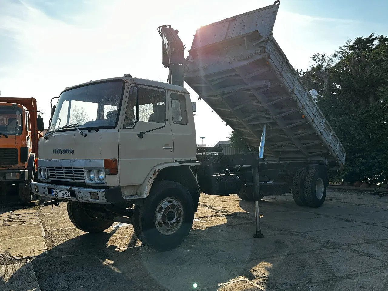 Toyota HINO 14T 4X2 Tipper+Crane Hiab 765 Spring/Spring - Tipper: picture 2 Toyota HINO 14T 4X2 Tipper+Crane Hiab 765 Spring/Spring - Tipper: picture 2