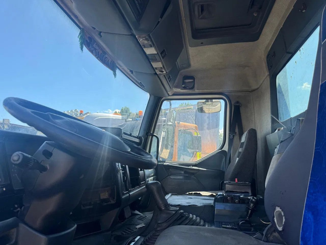 Renault Kerax 340 4X2 Tipper+Crane Spring/Spring Euro2 M - Tractor unit: picture 5 Renault Kerax 340 4X2 Tipper+Crane Spring/Spring Euro2 M - Tractor unit: picture 5