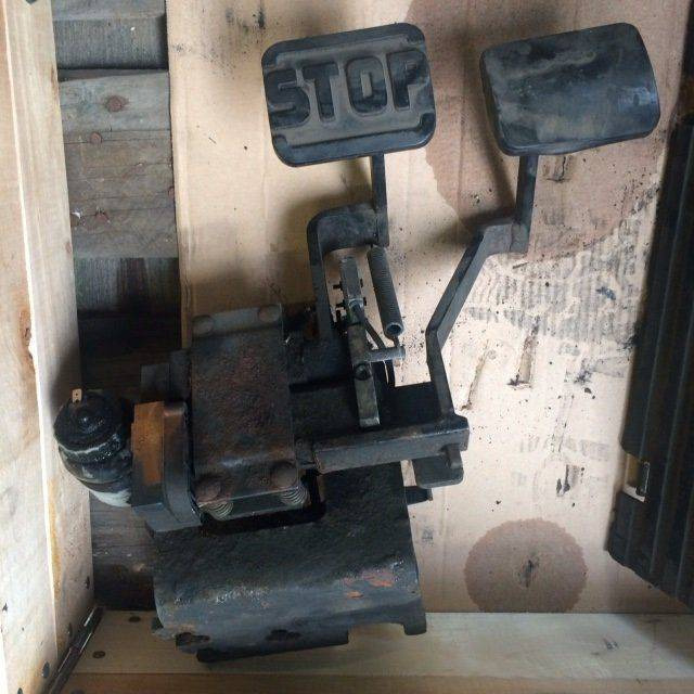 Brake & Accelerator for Linde R14-20, BR 115-02/115-C-02 - Pedal for Material handling equipment: picture 1 Brake & Accelerator for Linde R14-20, BR 115-02/115-C-02 - Pedal for Material handling equipment: picture 1