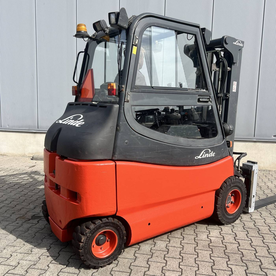 Linde E30-600S (336-03) - Electric forklift: picture 3 Linde E30-600S (336-03) - Electric forklift: picture 3