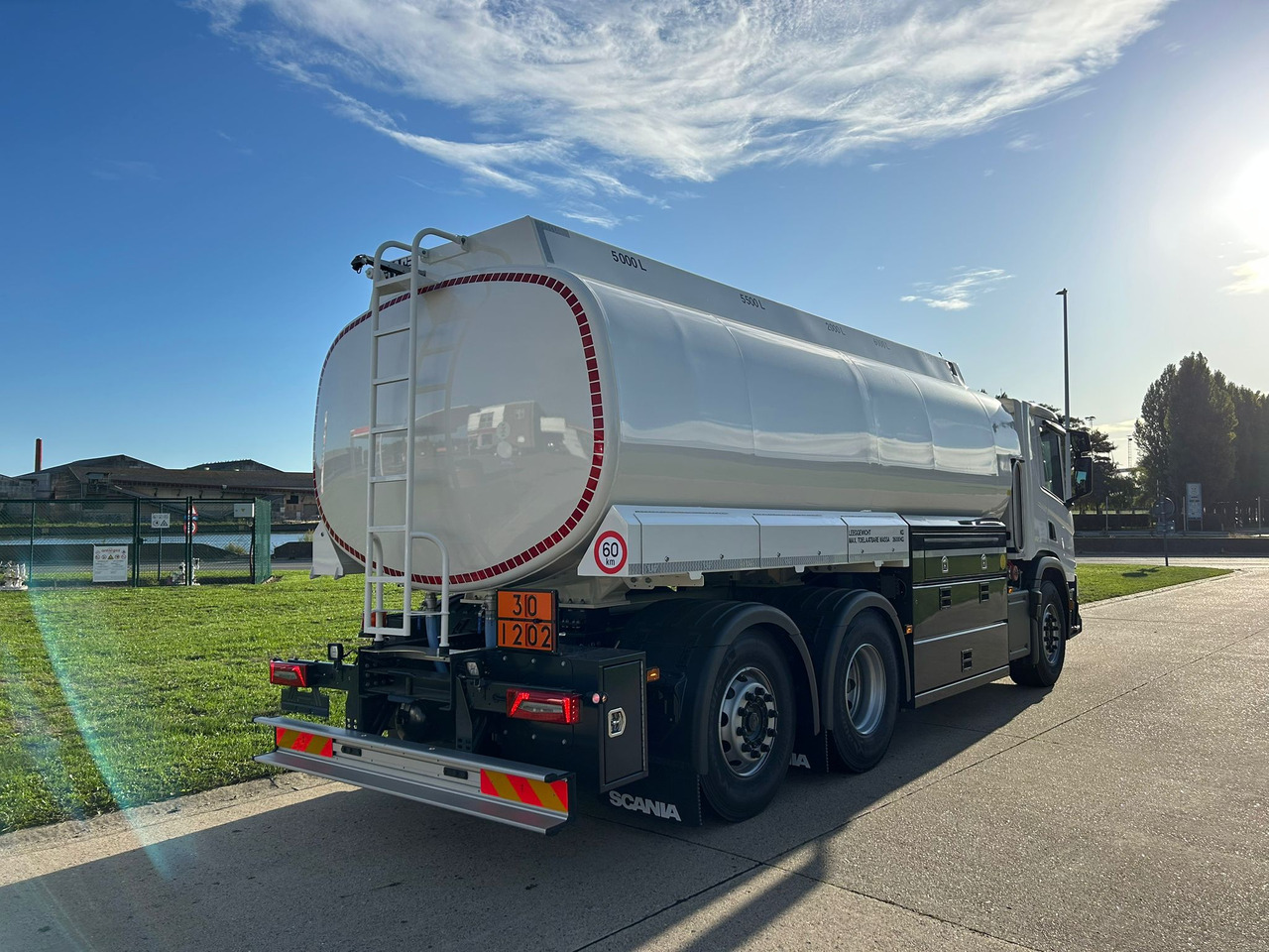 New Tank truck SCANIA P370: picture 8