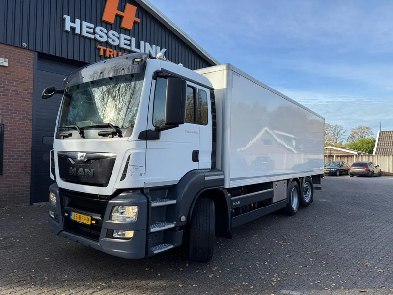 MAN TGS 26.320 7.6M Koffer Stuuras AHK 3.000KG LBW 243.060KM! NL Truck EURO 6 APK 02/2026 - Box truck: picture 1 MAN TGS 26.320 7.6M Koffer Stuuras AHK 3.000KG LBW 243.060KM! NL Truck EURO 6 APK 02/2026 - Box truck: picture 1