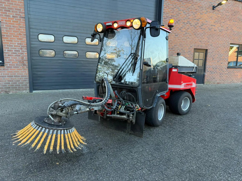 Nimos DM-Trac 205 OKB-70- Onkruidborstelmachine Werktuigendrager 4X Hydraulische functie - Industrial sweeper: picture 1 Nimos DM-Trac 205 OKB-70- Onkruidborstelmachine Werktuigendrager 4X Hydraulische functie - Industrial sweeper: picture 1