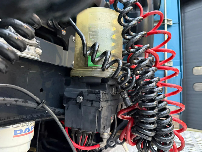 Tractor unit DAF XF 460 Space Cab Spoilers NL Truck APK 23-02-2026: picture 11 Tractor unit DAF XF 460 Space Cab Spoilers NL Truck APK 23-02-2026: picture 11