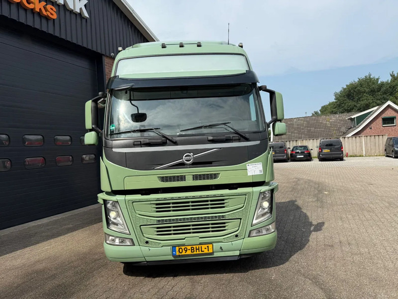 Volvo FM 370 Globetrotter XL Xenon Side skirts NL Truck - Tractor unit: picture 3 Volvo FM 370 Globetrotter XL Xenon Side skirts NL Truck - Tractor unit: picture 3