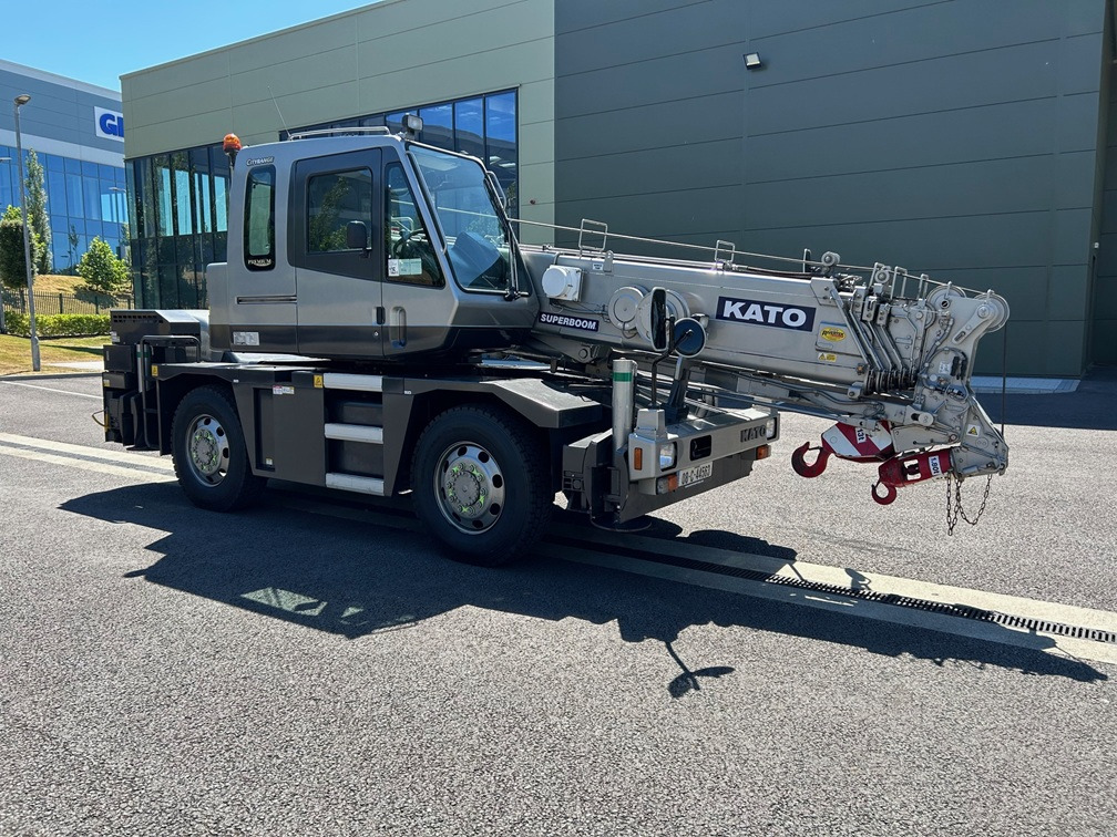 KATO 13 Ton City Crane with Only 6,822kms and 1,362 hours from New - All terrain crane: picture 3 KATO 13 Ton City Crane with Only 6,822kms and 1,362 hours from New - All terrain crane: picture 3