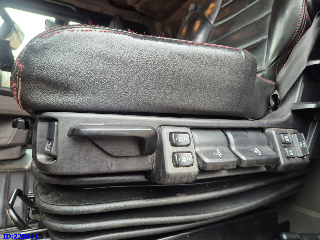 Cab chassis truck SCANIA R650 Full air 8x4 Steering axle (3 pedal): picture 13 Cab chassis truck SCANIA R650 Full air 8x4 Steering axle (3 pedal): picture 13