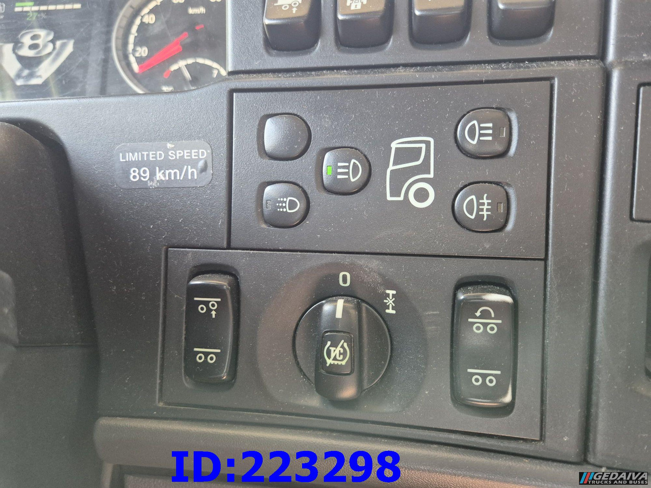 Tractor unit SCANIA R560 V8 Retarder 6x2: picture 12