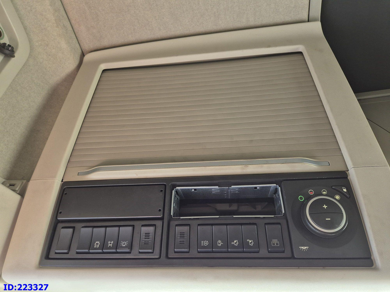 Cab chassis truck VOLVO FH13 550HP 6x2 ( Drivable condition ): picture 17 Cab chassis truck VOLVO FH13 550HP 6x2 ( Drivable condition ): picture 17