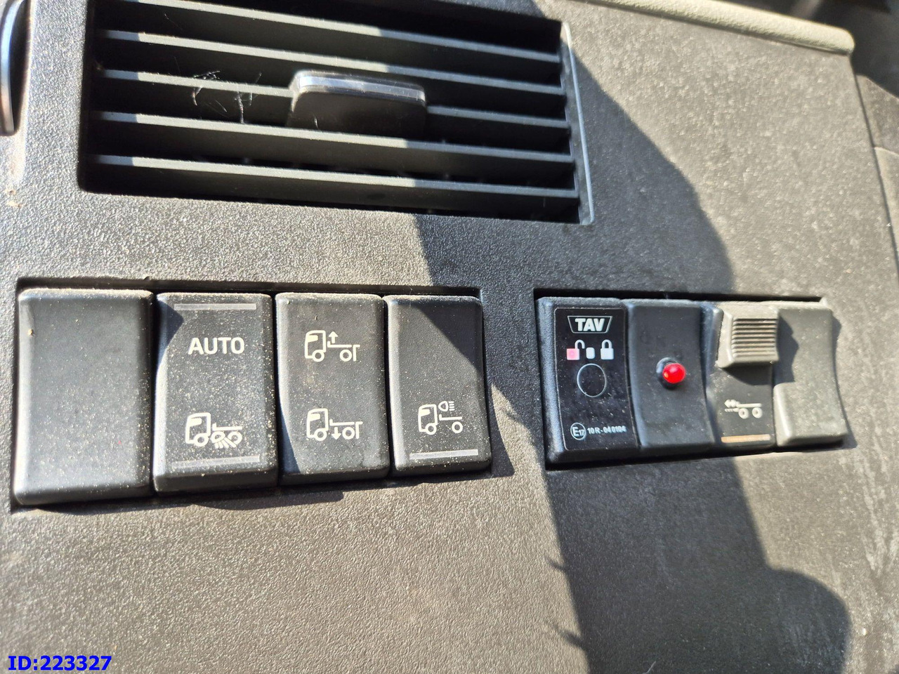 Cab chassis truck VOLVO FH13 550HP 6x2 ( Drivable condition ): picture 11 Cab chassis truck VOLVO FH13 550HP 6x2 ( Drivable condition ): picture 11