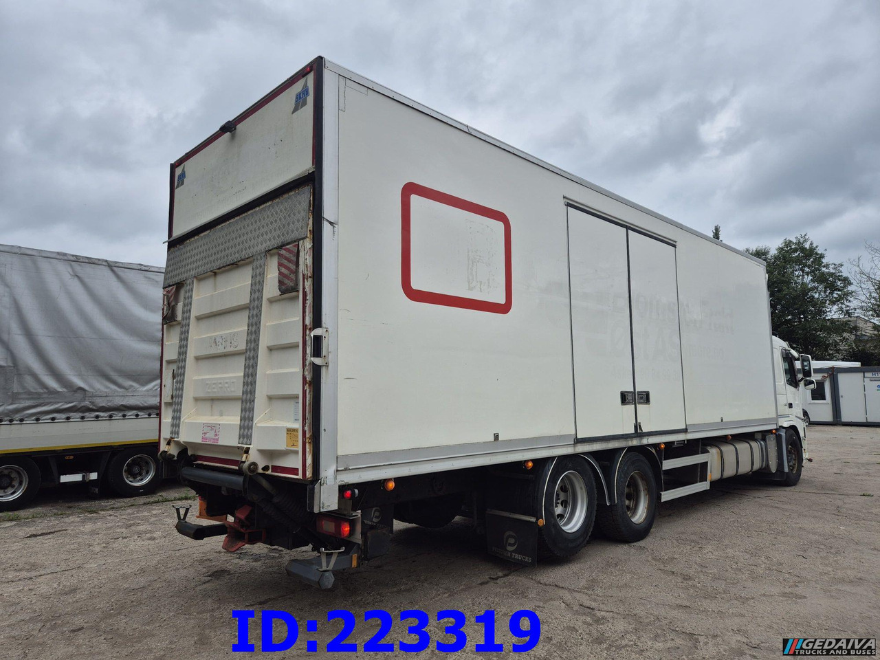 VOLVO FM13 380HP 6x2 Euro5 - Open side box - Refrigerator truck: picture 4 VOLVO FM13 380HP 6x2 Euro5 - Open side box - Refrigerator truck: picture 4