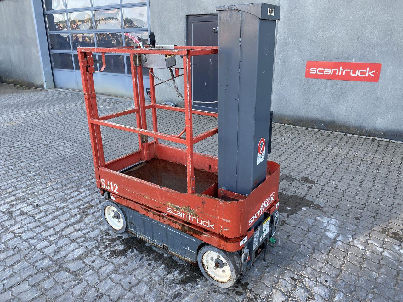 Skyjack SJ12 - Vertical mast lift: picture 2 Skyjack SJ12 - Vertical mast lift: picture 2