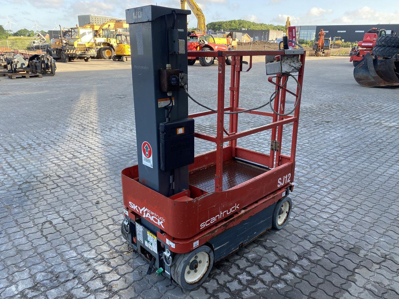 Skyjack SJ12 - Vertical mast lift: picture 4 Skyjack SJ12 - Vertical mast lift: picture 4
