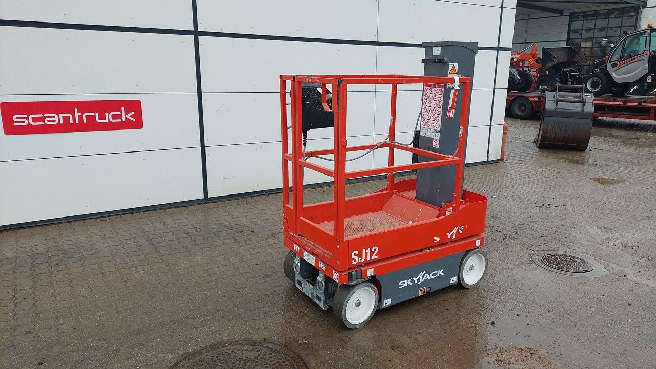 Skyjack SJ12 - Vertical mast lift: picture 1 Skyjack SJ12 - Vertical mast lift: picture 1