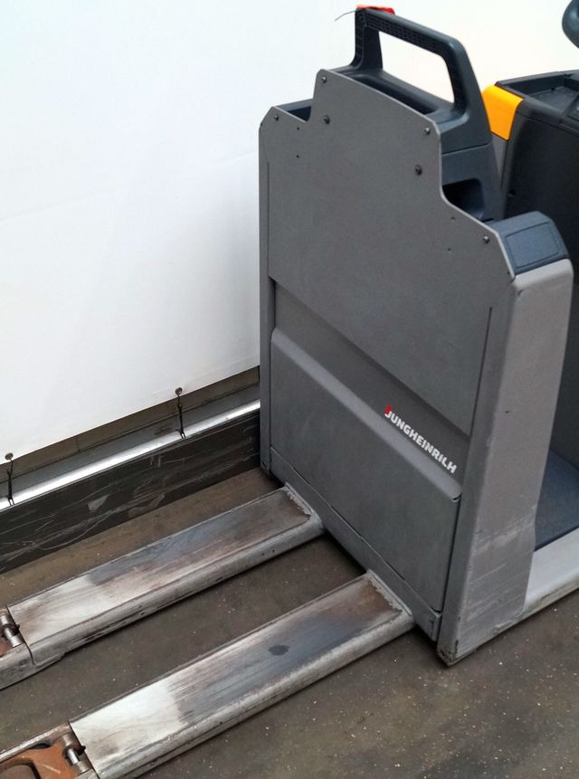 Jungheinrich ECE220 - Order picker: picture 3 Jungheinrich ECE220 - Order picker: picture 3