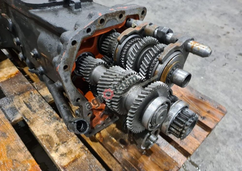 SKRZYNIA BIEGÓW DEYTZ FAHR AGROPLUS 70 0104639020 - Gearbox: picture 2 SKRZYNIA BIEGÓW DEYTZ FAHR AGROPLUS 70 0104639020 - Gearbox: picture 2