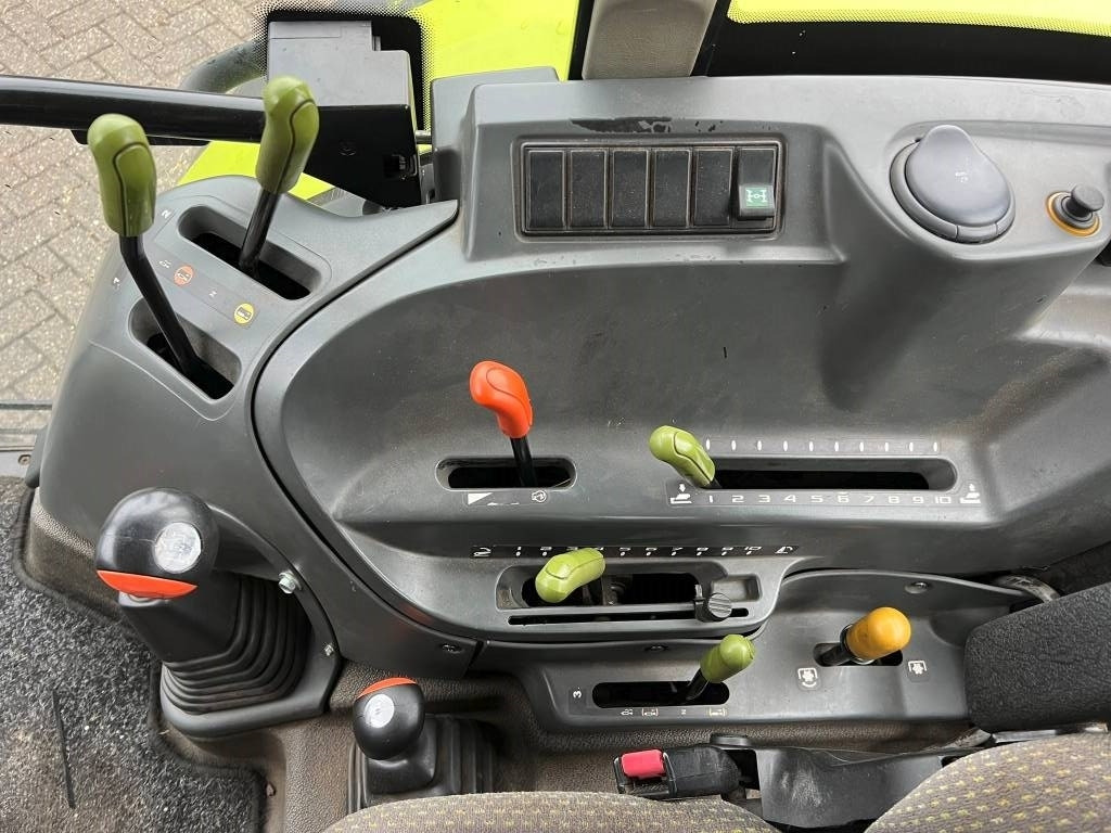 Farm tractor Claas Axos 310: picture 10