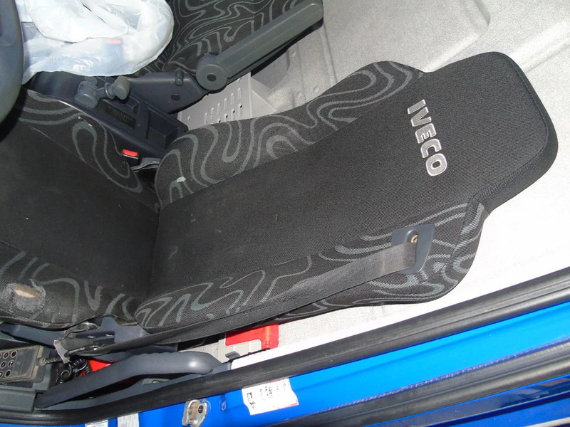 Box truck Iveco Eurocargo 80E180 + manual: picture 12