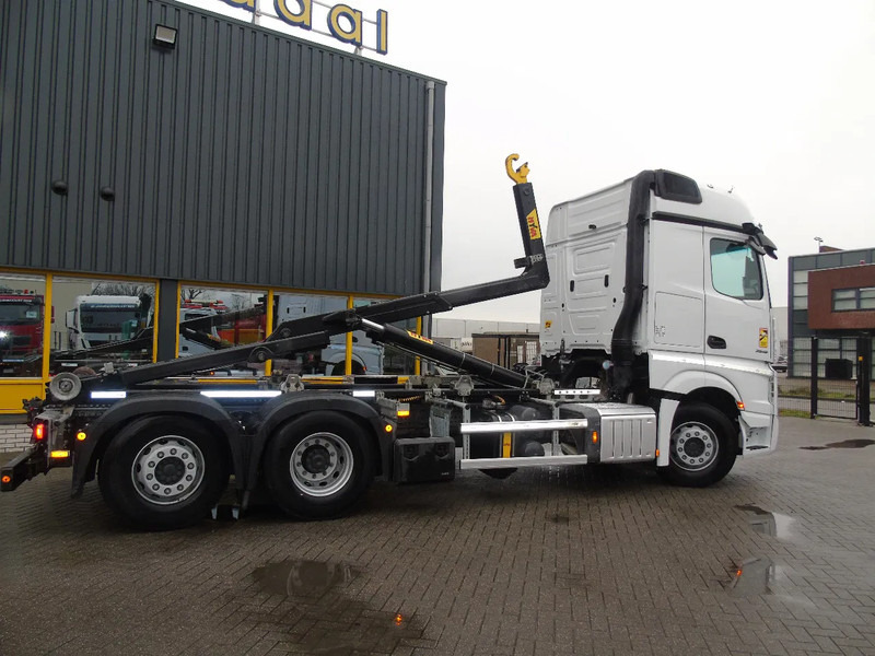 Mercedes-Benz Actros 2548 + 6x2 + RETARDER + 132.000km + 20TON HOOK HYVA - Hook lift truck: picture 4 Mercedes-Benz Actros 2548 + 6x2 + RETARDER + 132.000km + 20TON HOOK HYVA - Hook lift truck: picture 4