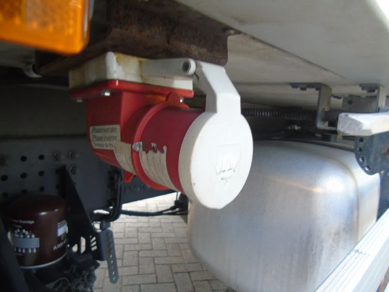 Refrigerator truck Mercedes-Benz Antos 1932 + EURO 6 + CARRIER + LIFT: picture 7