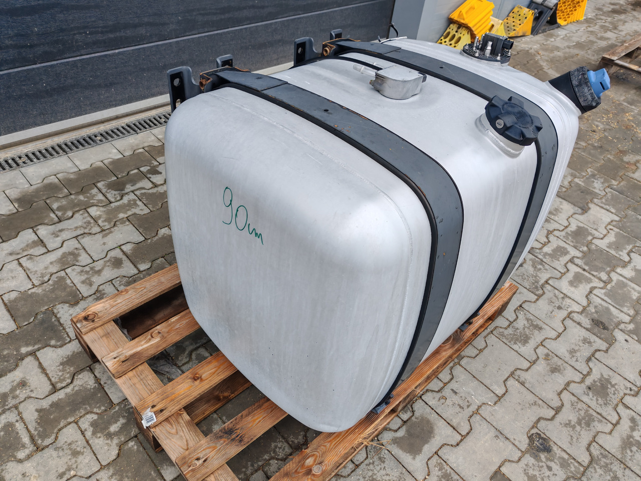 MERCEDES-BENZ ACTROS MP4 / FUEL & ADBLUE TANK / 300L - Fuel tank: picture 3 MERCEDES-BENZ ACTROS MP4 / FUEL & ADBLUE TANK / 300L - Fuel tank: picture 3