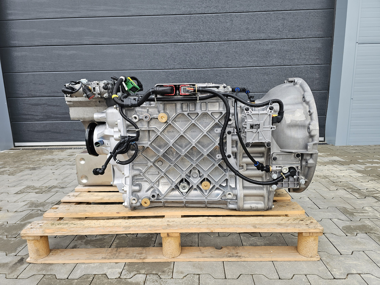 RENAULT VOLVO GEARBOX / AT2612 G TRAG-G / RETARDER / NEVER USED / WORLDWIDE DELIVERY - Gearbox: picture 1 RENAULT VOLVO GEARBOX / AT2612 G TRAG-G / RETARDER / NEVER USED / WORLDWIDE DELIVERY - Gearbox: picture 1