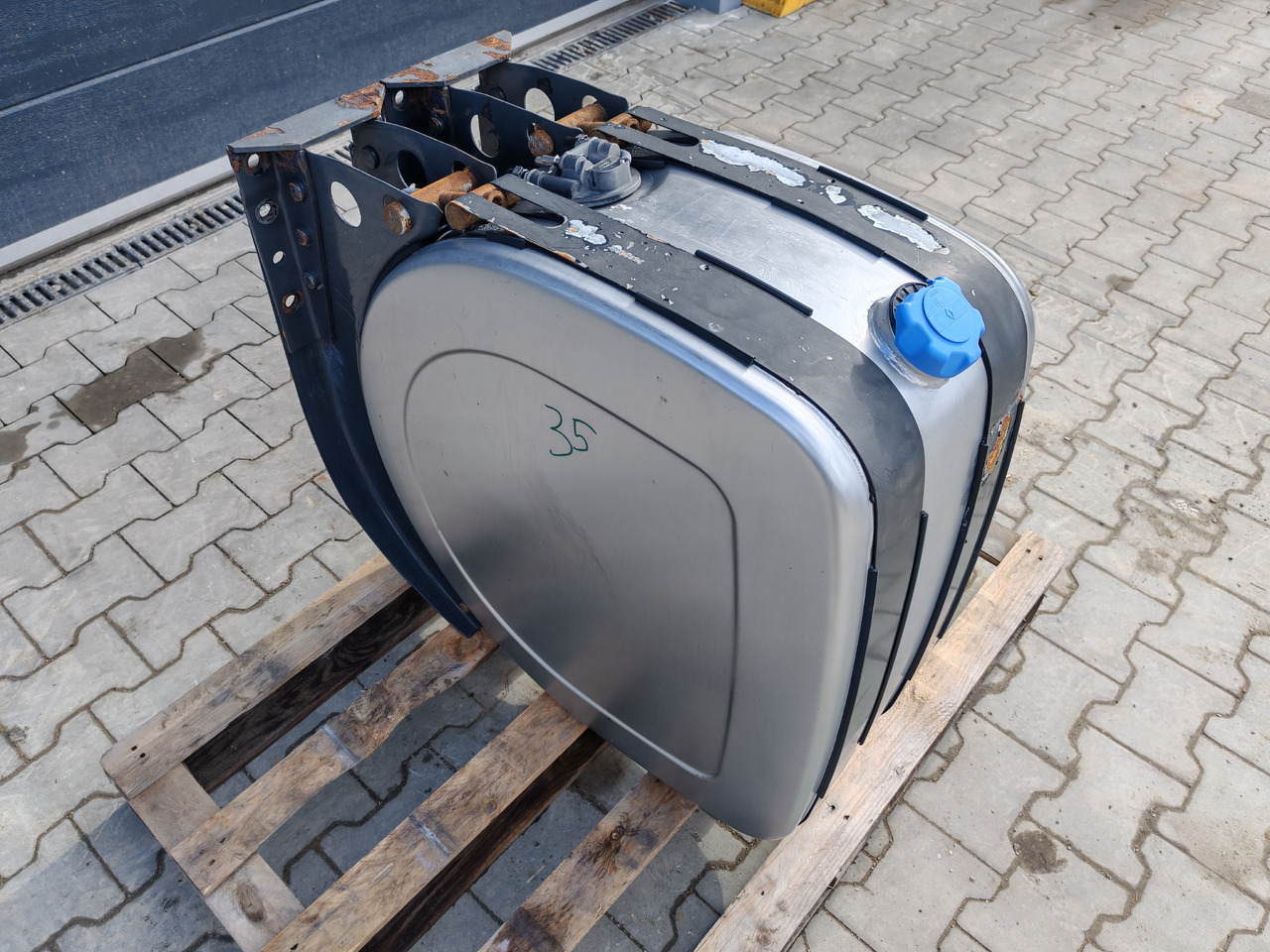 VOLVO RENAULT / COMPLETE ADBLUE TANK / 21065425 - AdBlue tank: picture 3 VOLVO RENAULT / COMPLETE ADBLUE TANK / 21065425 - AdBlue tank: picture 3