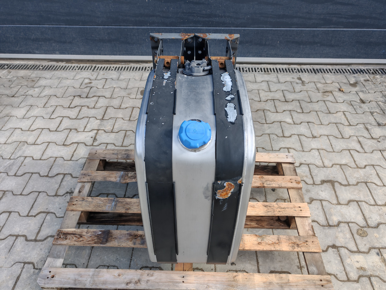 VOLVO RENAULT / COMPLETE ADBLUE TANK / 21065425 - AdBlue tank: picture 2 VOLVO RENAULT / COMPLETE ADBLUE TANK / 21065425 - AdBlue tank: picture 2