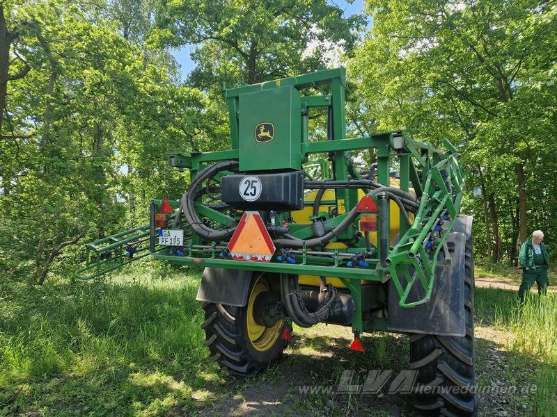 John Deere M740i - Trailed sprayer: picture 3 John Deere M740i - Trailed sprayer: picture 3