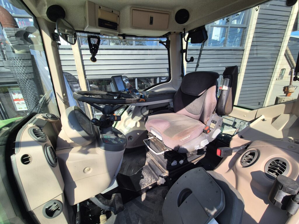 Farm tractor FENDT 828: picture 17