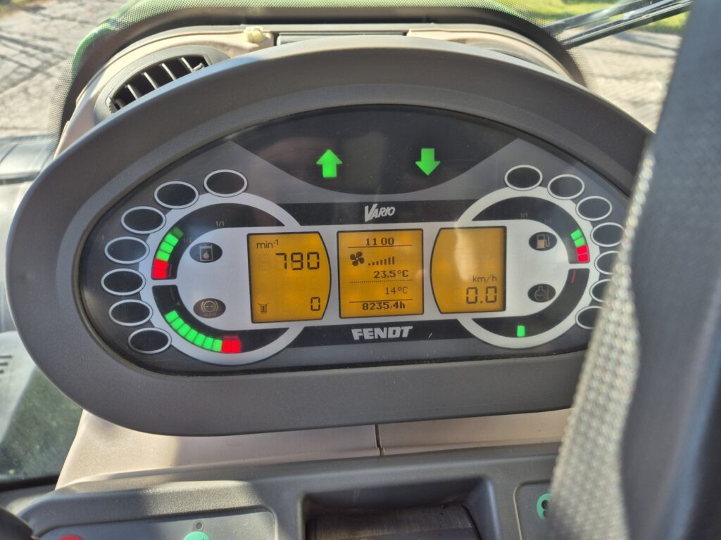 Farm tractor FENDT 828: picture 19