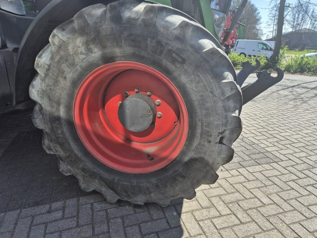 Farm tractor FENDT 828: picture 10