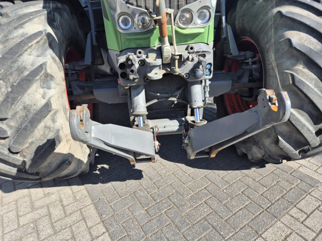 Farm tractor FENDT 828: picture 14