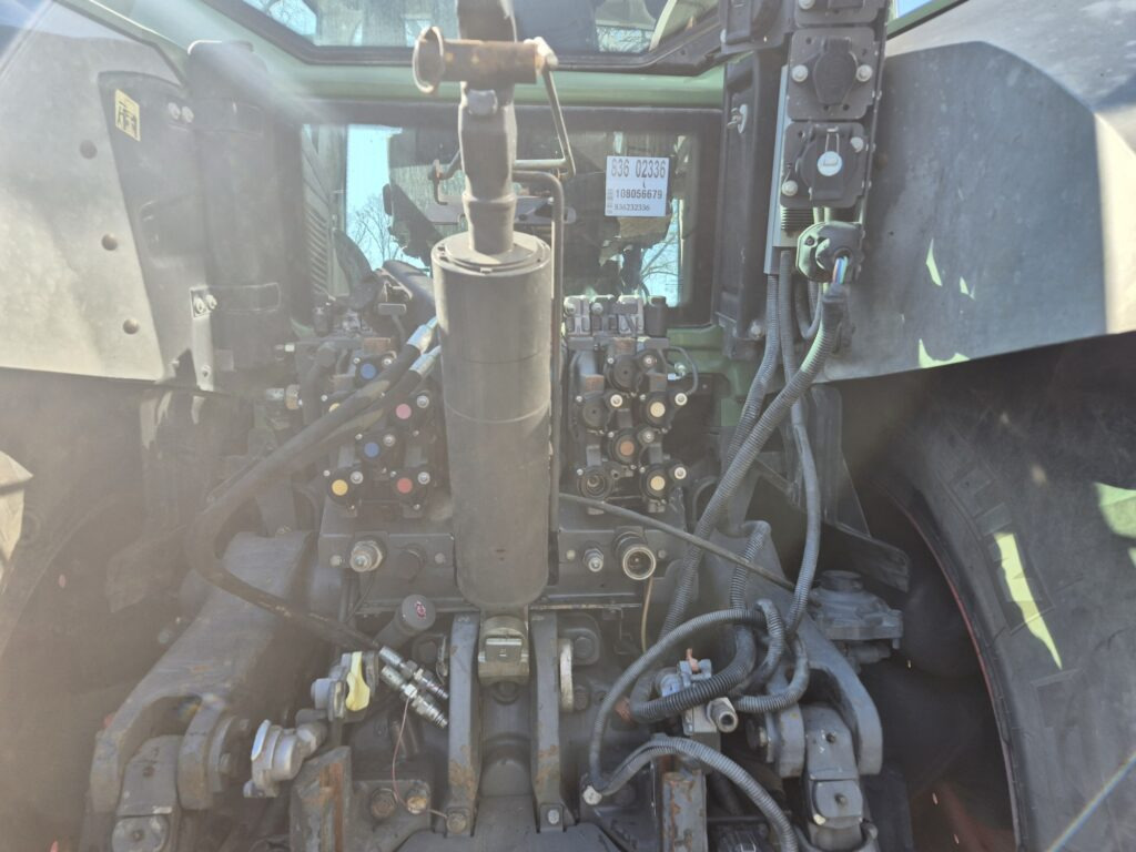 Farm tractor FENDT 828: picture 7