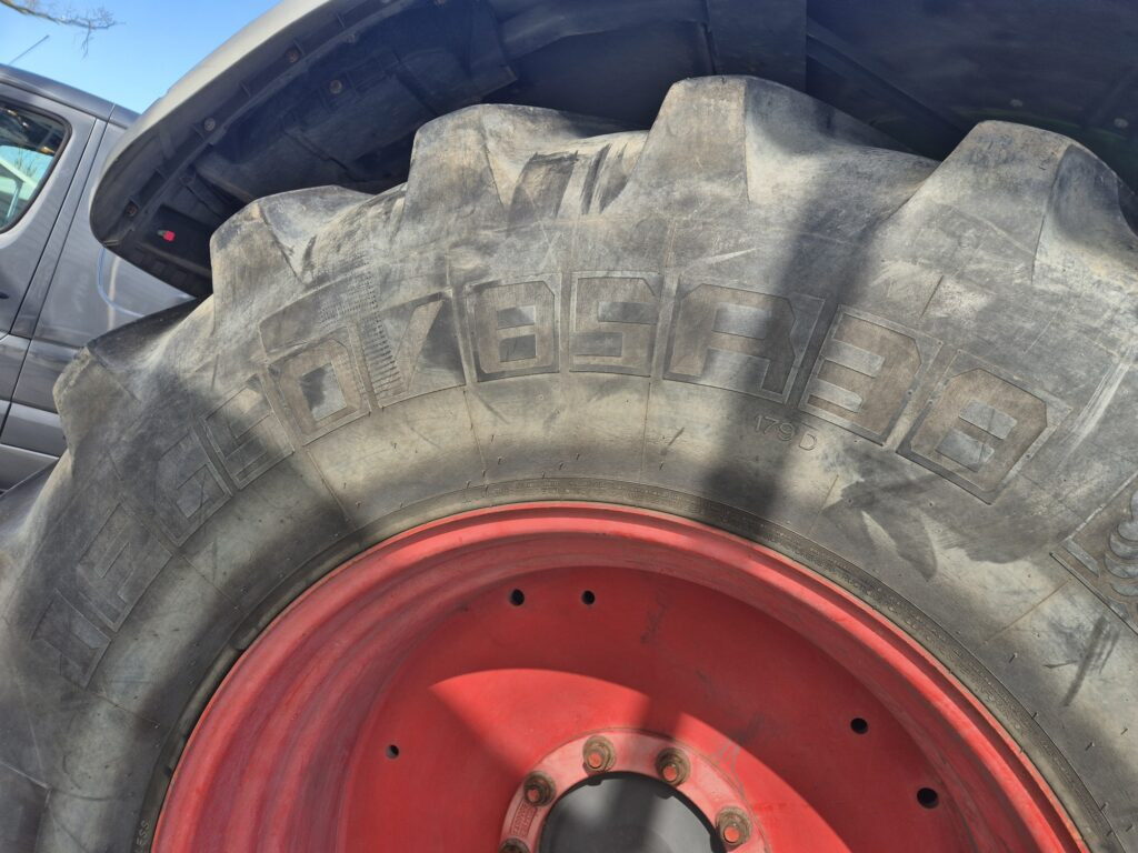 Farm tractor FENDT 828: picture 12