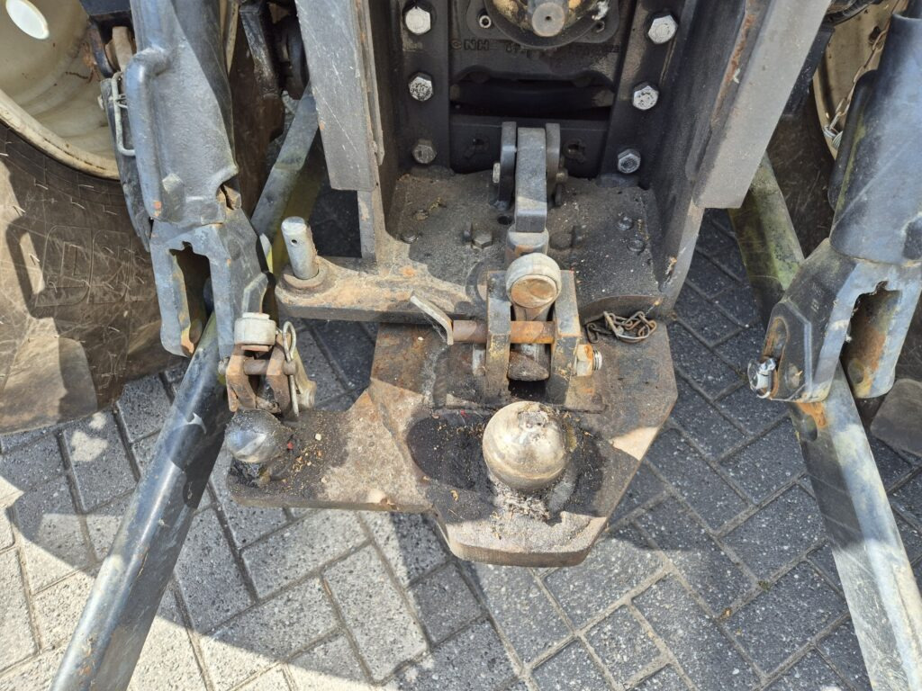 Farm tractor NEW HOLLAND T6080: picture 17