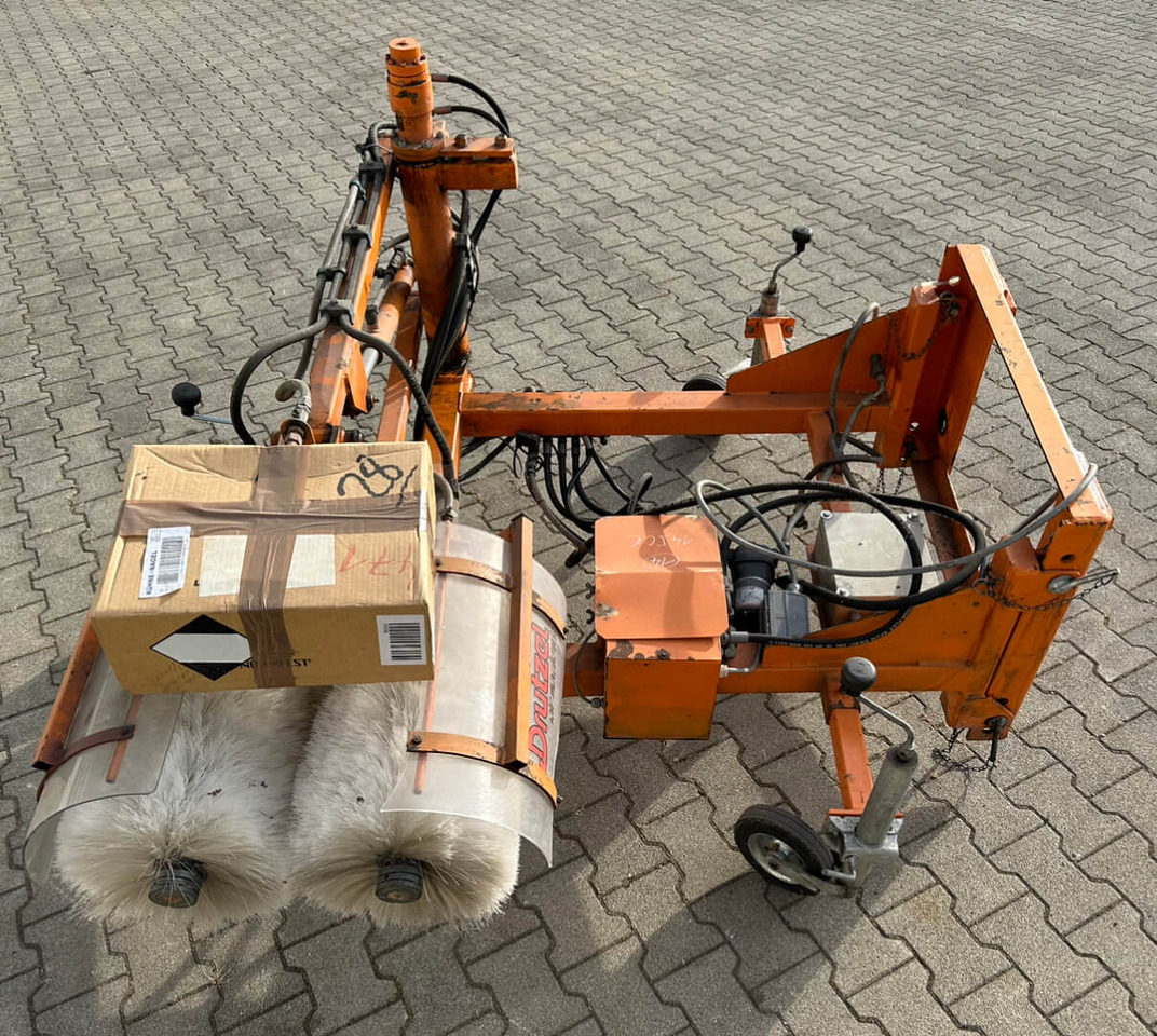 Unimog Leitpfostenwaschgerät Drutzel LWG-U-300 - Broom: picture 2 Unimog Leitpfostenwaschgerät Drutzel LWG-U-300 - Broom: picture 2