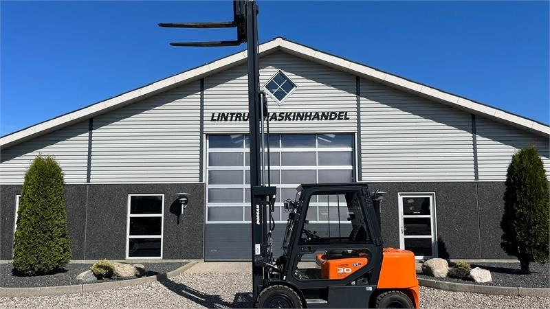 Doosan D30 G med kabine og KUN 57 TIMER FRA NY, MED TIME - Diesel forklift: picture 2 Doosan D30 G med kabine og KUN 57 TIMER FRA NY, MED TIME - Diesel forklift: picture 2