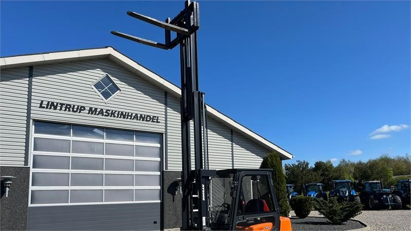 Doosan D30 G med kabine og KUN 57 TIMER FRA NY, MED TIME - Diesel forklift: picture 5 Doosan D30 G med kabine og KUN 57 TIMER FRA NY, MED TIME - Diesel forklift: picture 5