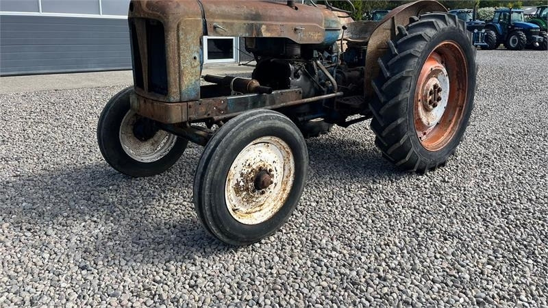 Fordson Major Motoren mangler, men mange god dele. - Farm tractor: picture 3 Fordson Major Motoren mangler, men mange god dele. - Farm tractor: picture 3